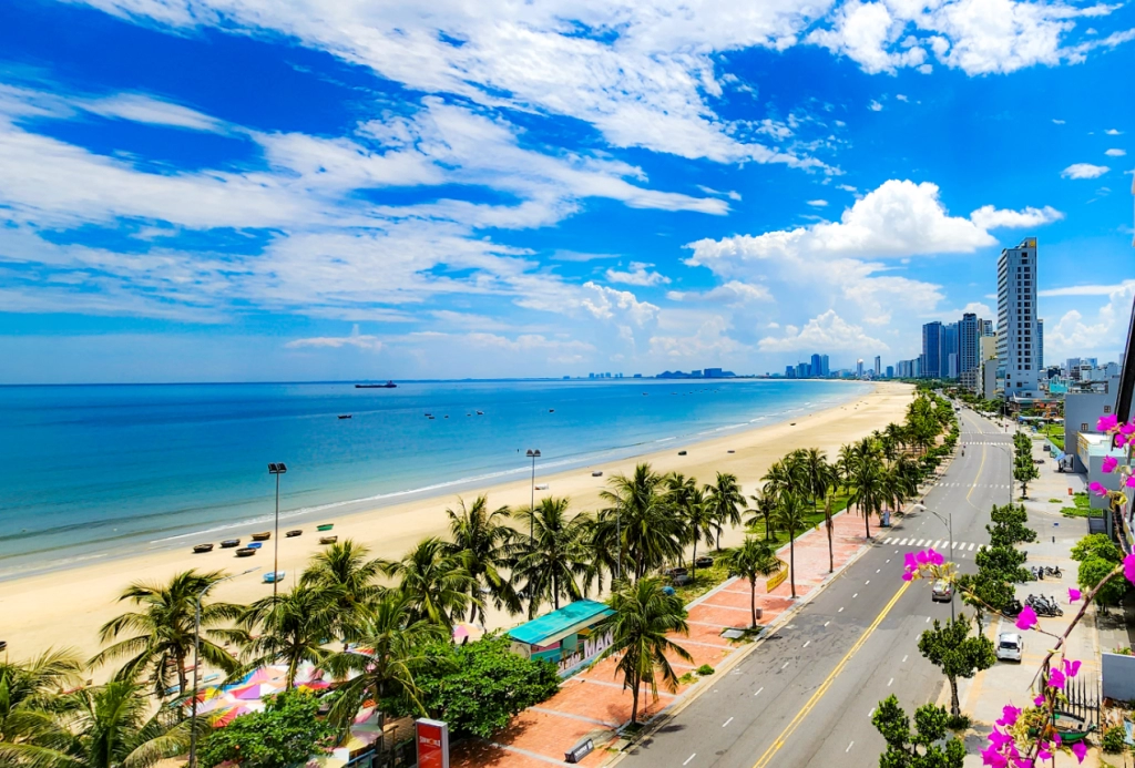 💰 Investing Guides | Phuket vs Bali vs Vietnam – Where to Invest? Da Nang’s beachfront boulevard lined with palm trees and high-rise condos, showcasing Vietnam’s coastal urban growth and real estate potential.