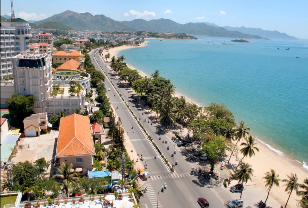 💰 Investing Guides | Phuket vs Bali vs Vietnam – Where to Invest? Coastal boulevard of Nha Trang, Vietnam with beachfront hotels, palm trees, and turquoise waters — highlighting its resort-style investment appeal.