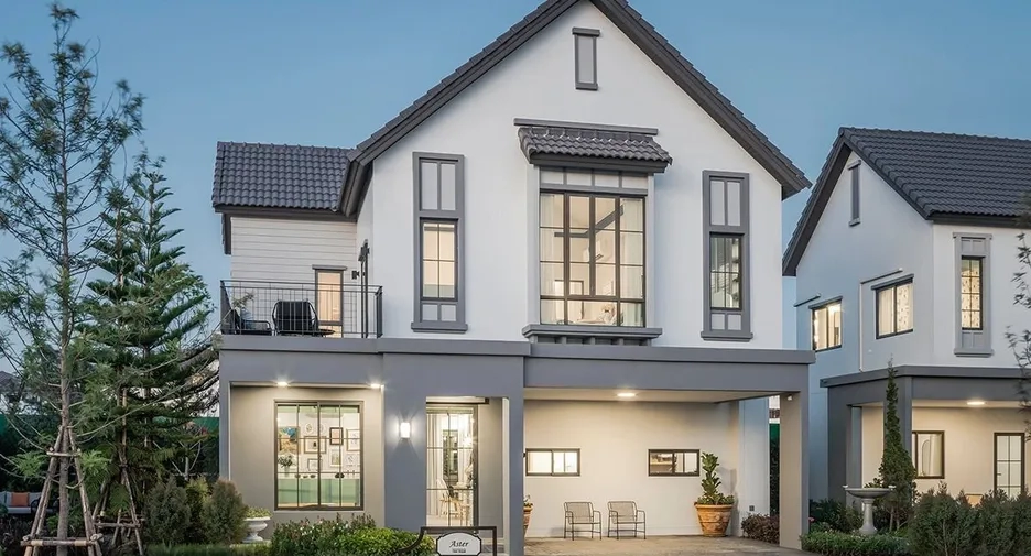 Elegant two-storey BKK house at Saransiri Ramkhamhaeng with modern Thai architectural design.